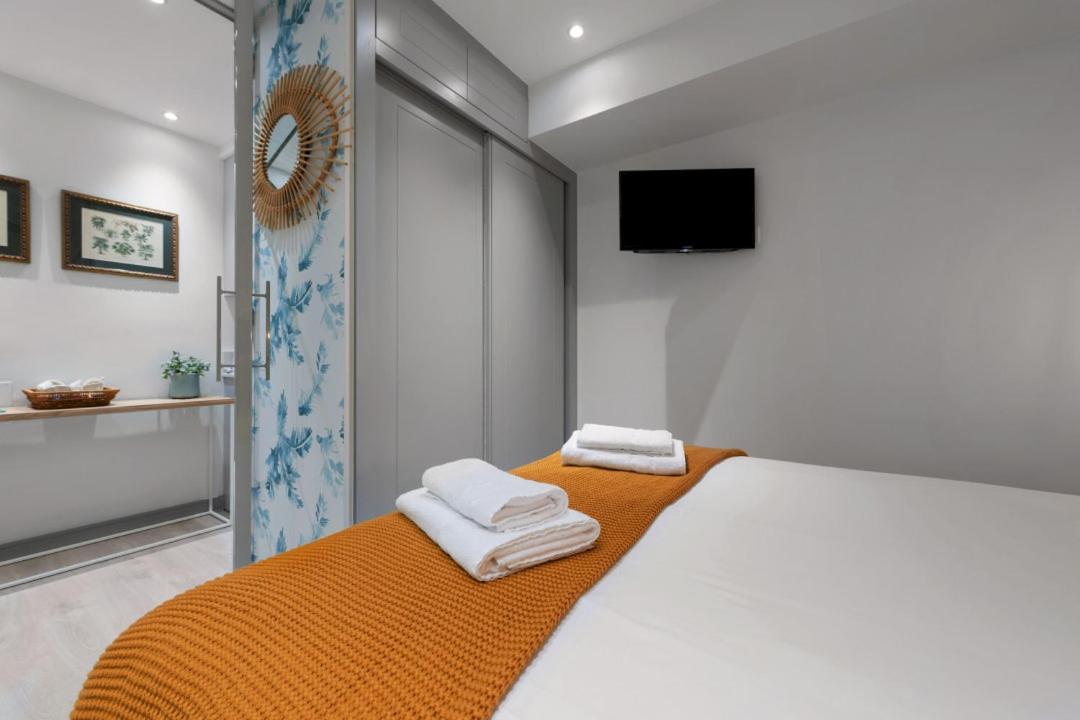 2 Bedrooms 1 Bathroom Furnished - Justicia - Executive Style - Mintystay マドリード エクステリア 写真