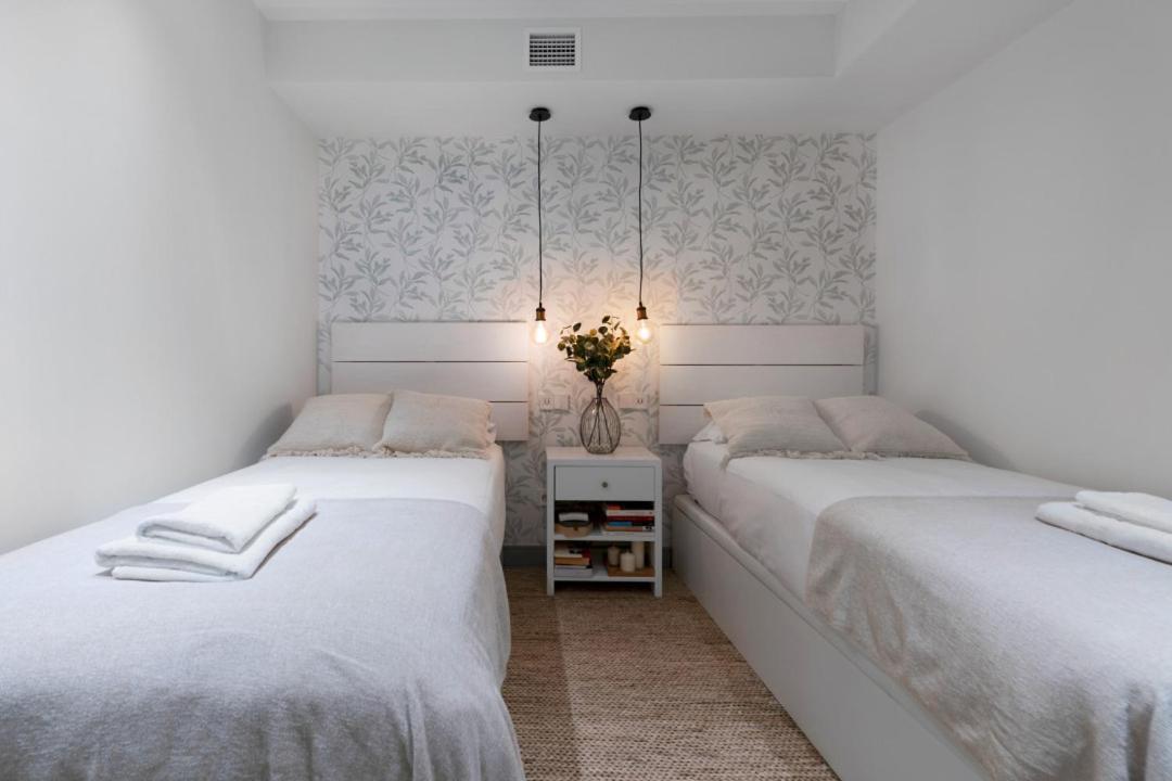 2 Bedrooms 1 Bathroom Furnished - Justicia - Executive Style - Mintystay マドリード エクステリア 写真